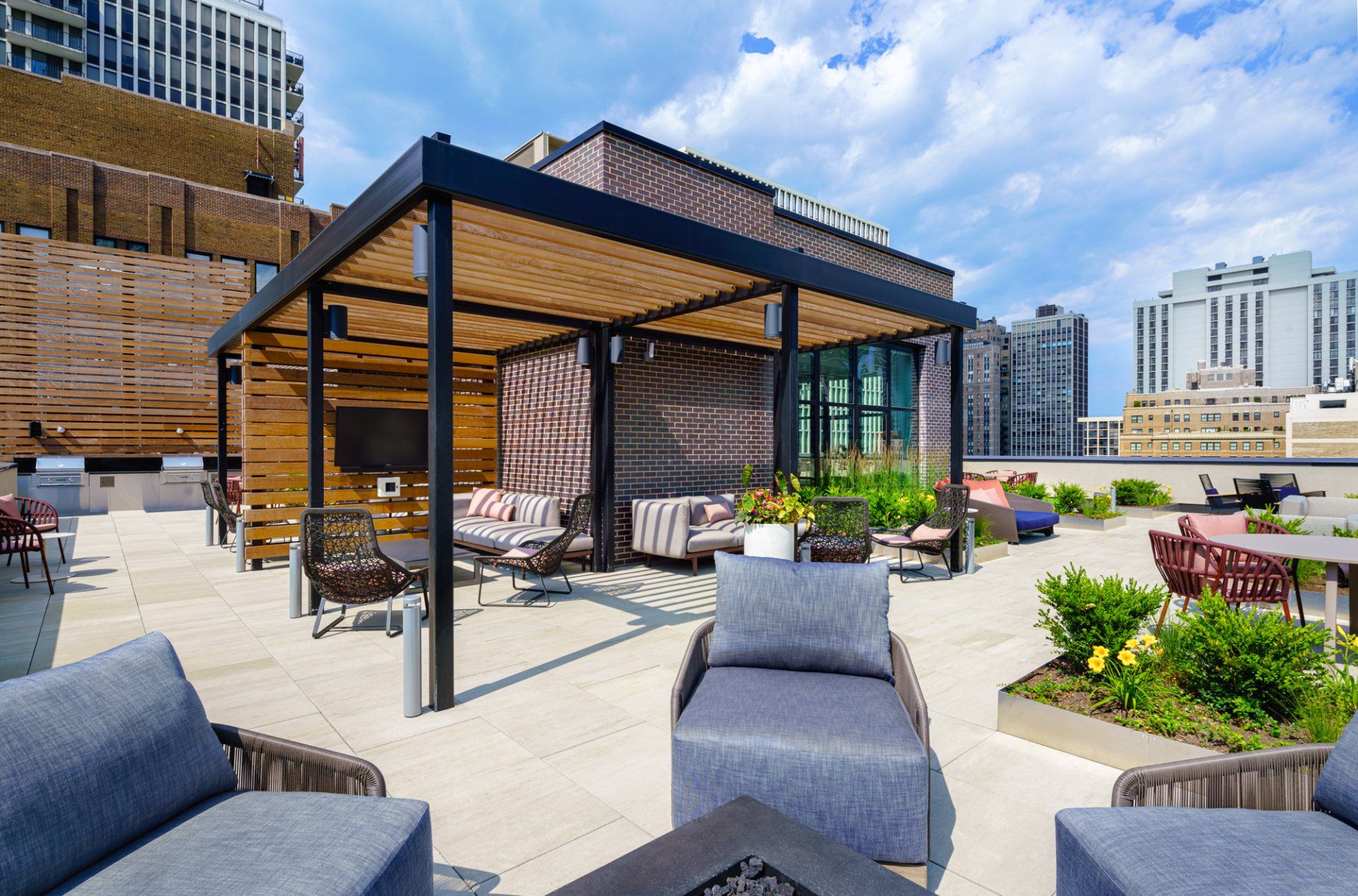 Apartment community with a roofdeck at Gild Apartment.