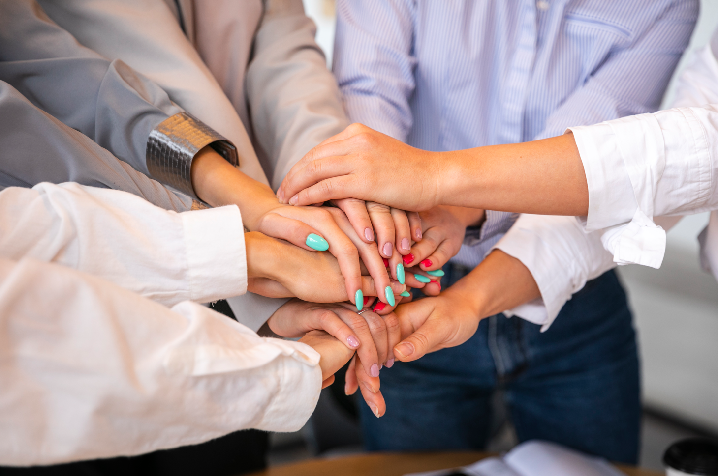 Manos apiladas juntas en una muestra de trabajo en equipo y unidad.