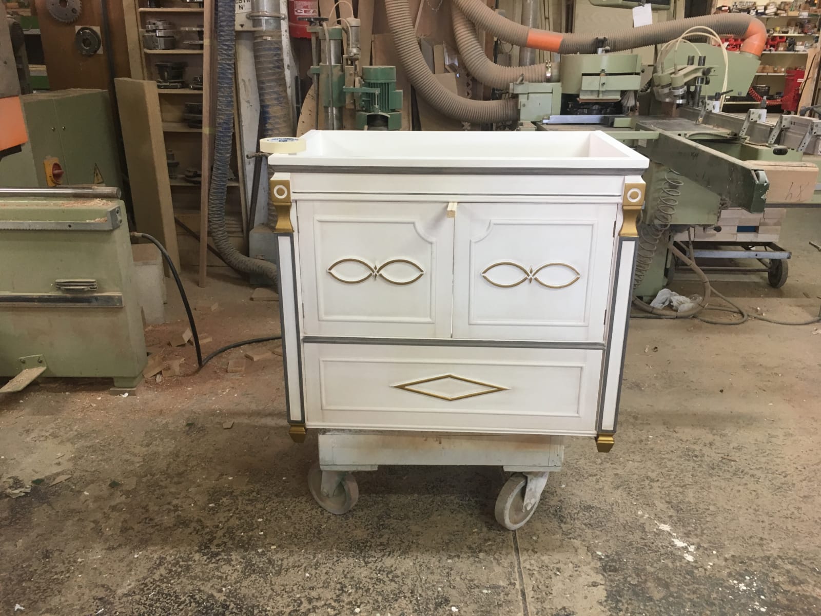 Mobile bianco in legno