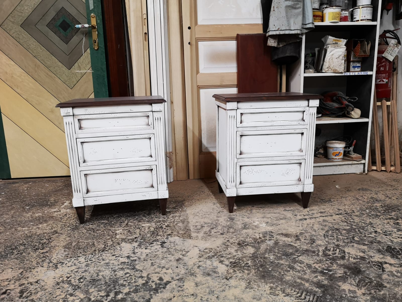 Mobiletti bianchi in legno