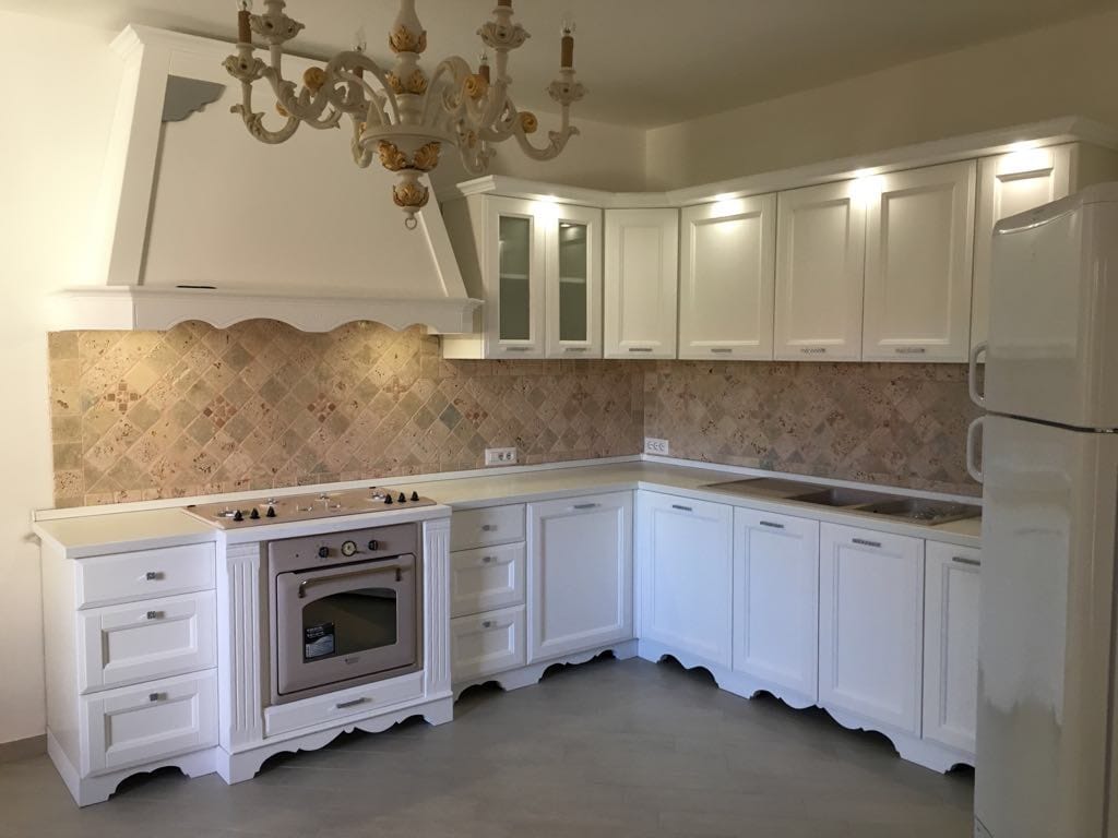 Cucina bianca in legno