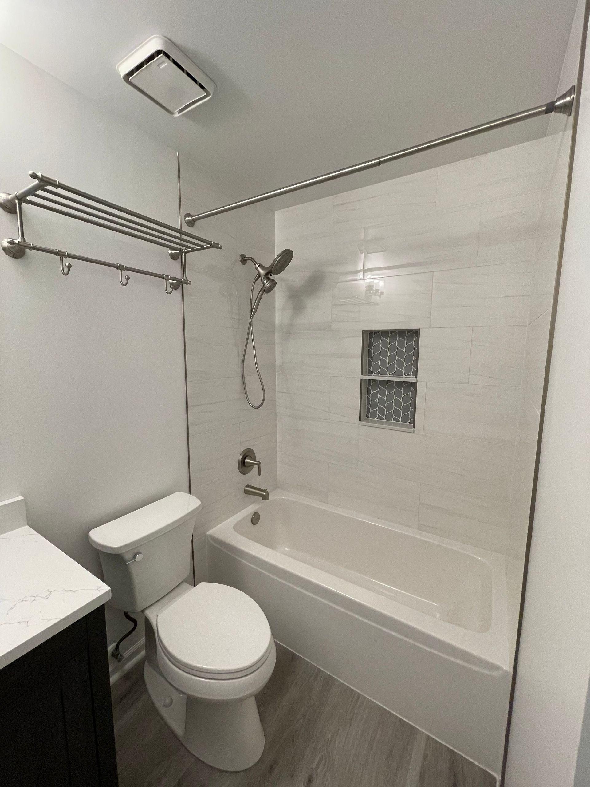 A Bathroom with A Toilet a Sink and A Bathtub