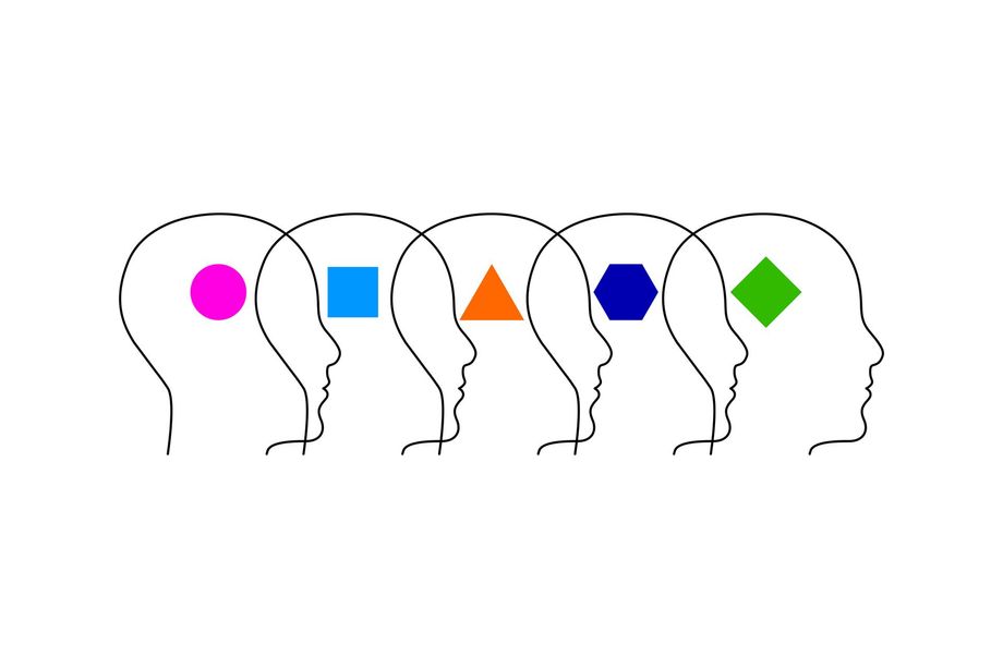Cinque sagome di teste umane, ciascuna con una forma geometrica di colore diverso all'interno: cerchio rosa, quadrato blu, triangolo arancione, esagono blu, diamante verde.