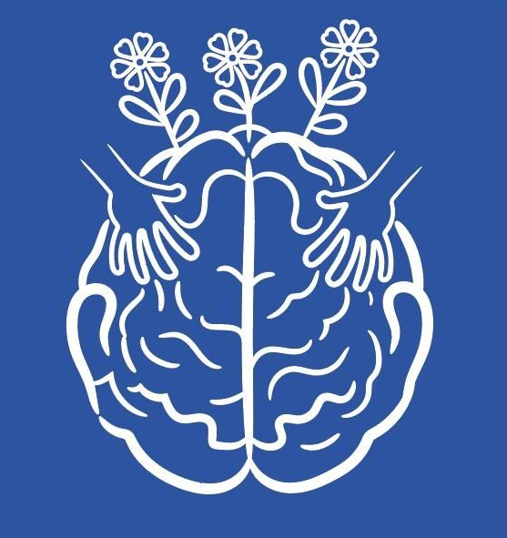 Un uomo con gli occhiali ride all'aperto, indossando una giacca scura e una maglietta. Sullo sfondo ci sono dei graffiti.