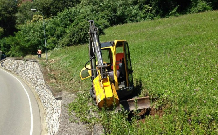 mini ruspa che lavora sulla manutenzione del giardino 1