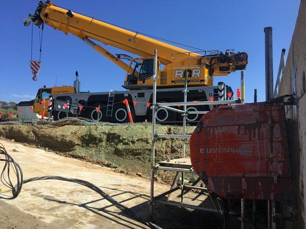 crane next to wall saw