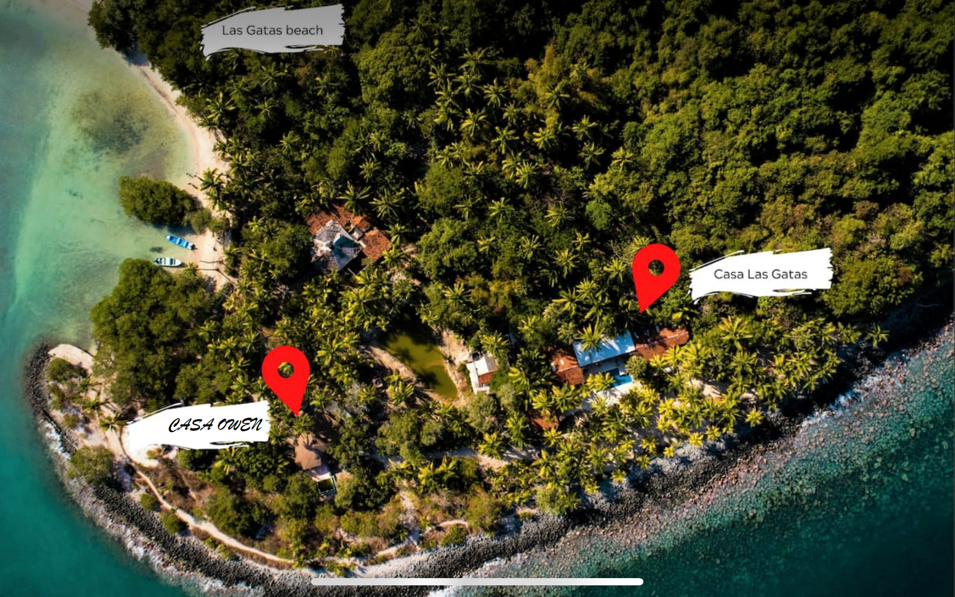 Vista aérea de una isla tropical con exuberante vegetación verde, playas y tres lugares de alojamiento etiquetados.