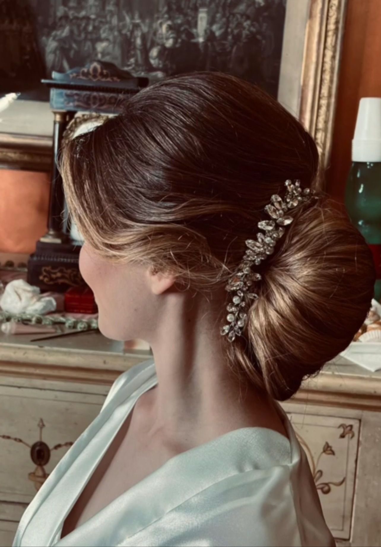 Una donna porta uno chignon e ha un pettine tra i capelli.