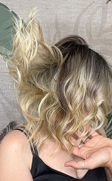 Una donna tiene i capelli legati in una coda di cavallo.