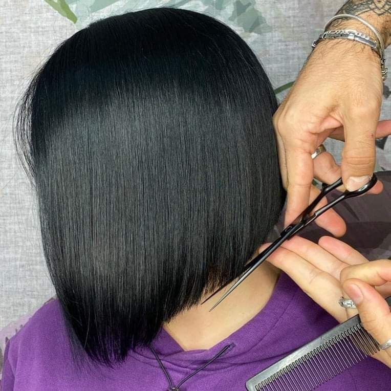 Una donna si sta facendo tagliare i capelli dal parrucchiere.