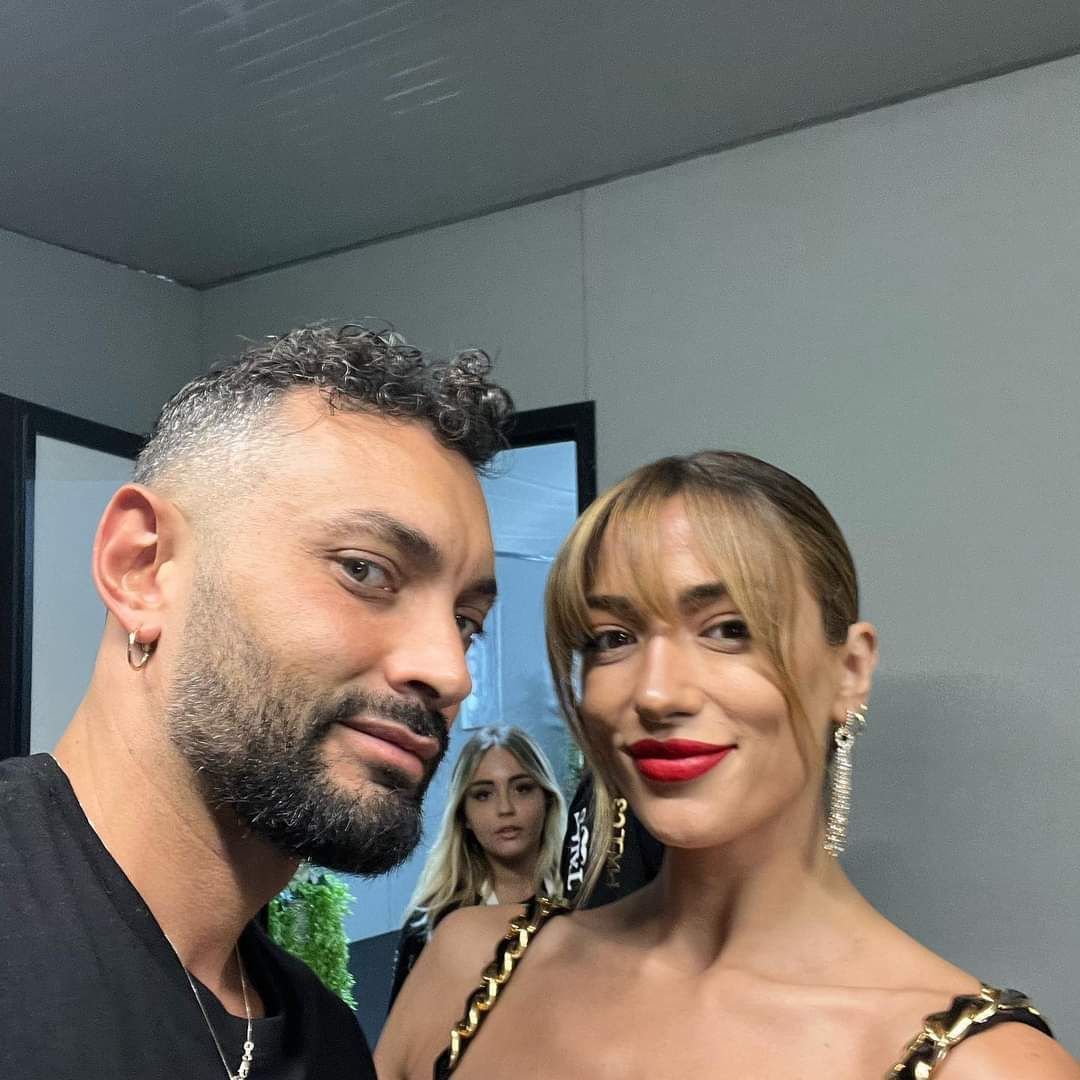 Un uomo e una donna posano per una foto