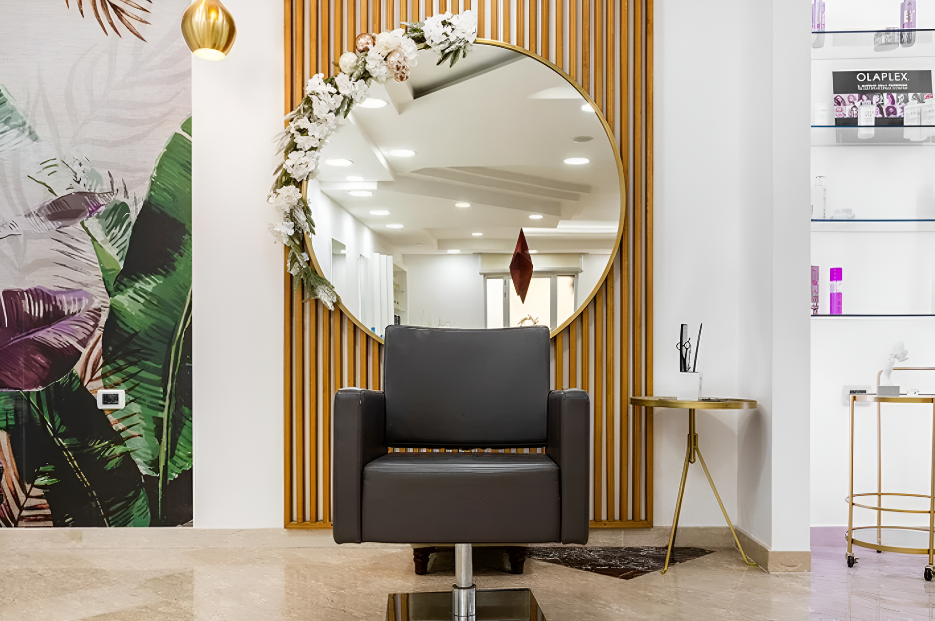 Una sedia è posta di fronte a un grande specchio in un salone.