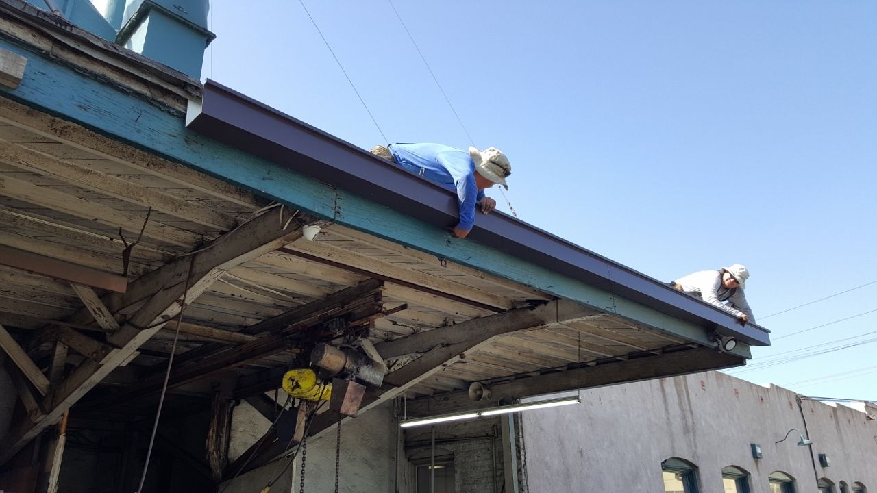 worker installing a gutter