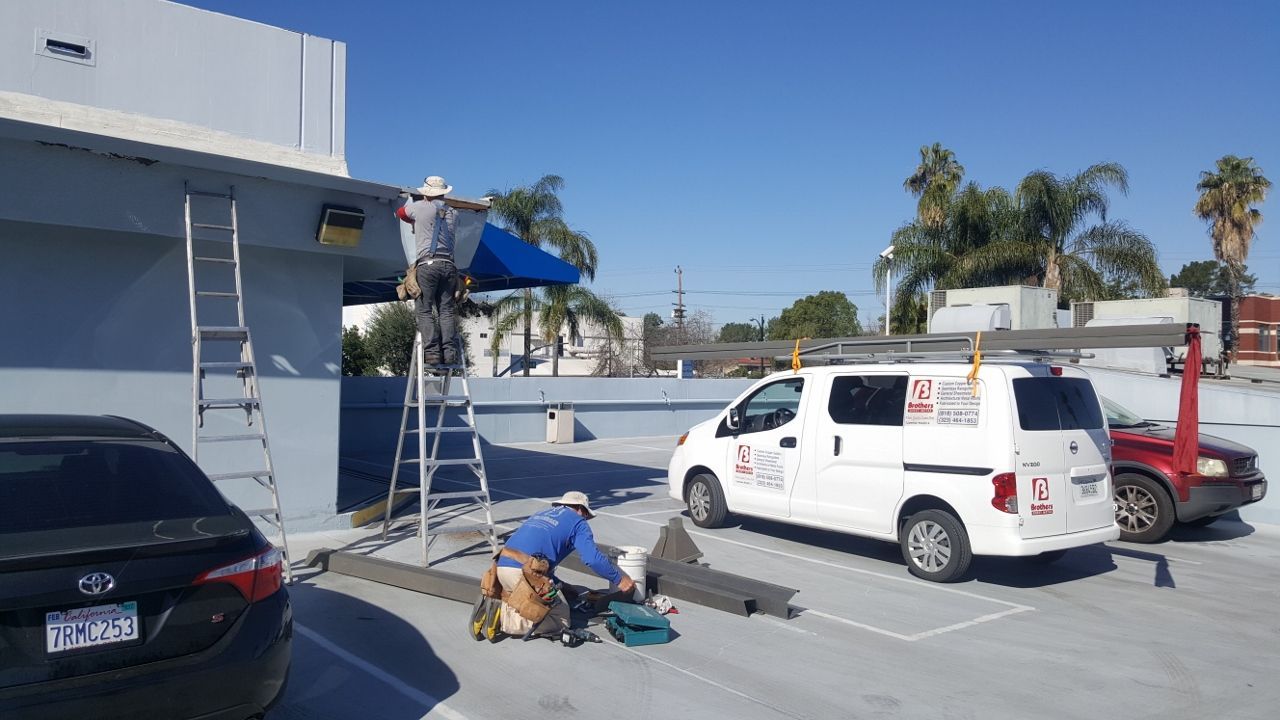 worker installing a gutter