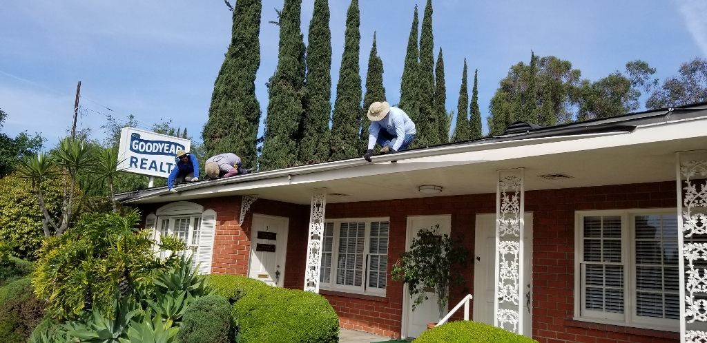 worker installing a gutter