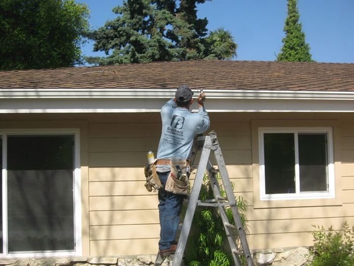 worker installing a gutter