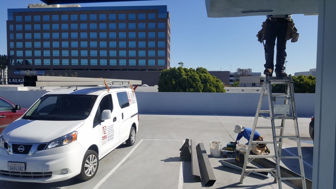 worker installing a gutter