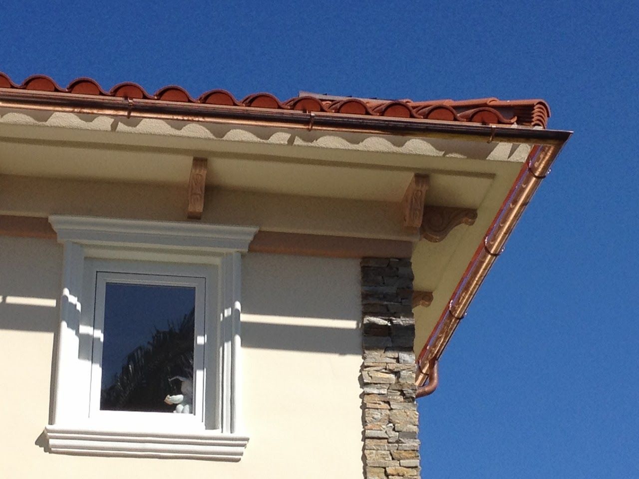 worker installing a gutter