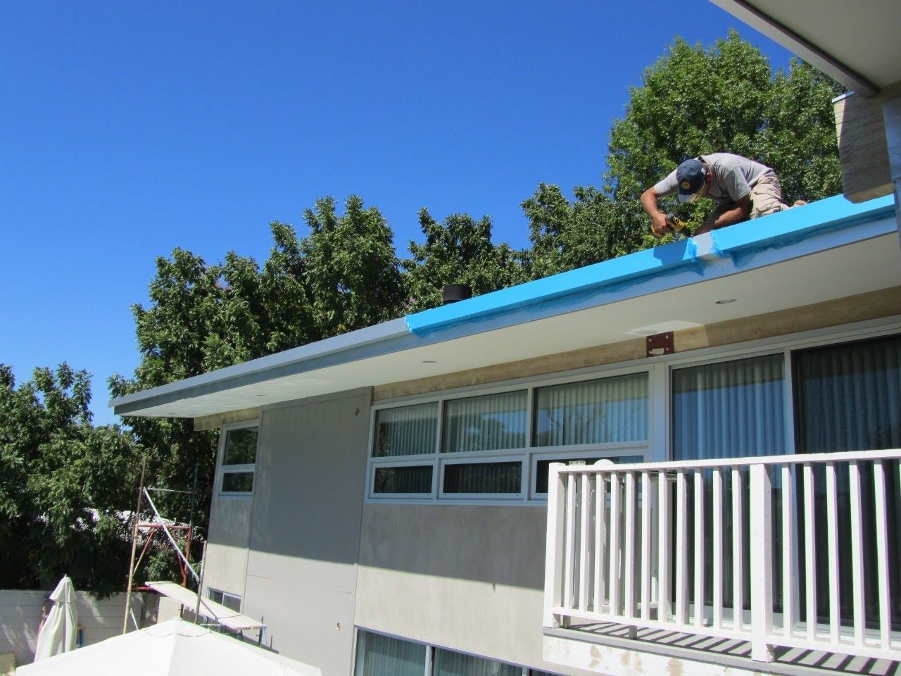worker installing a gutter