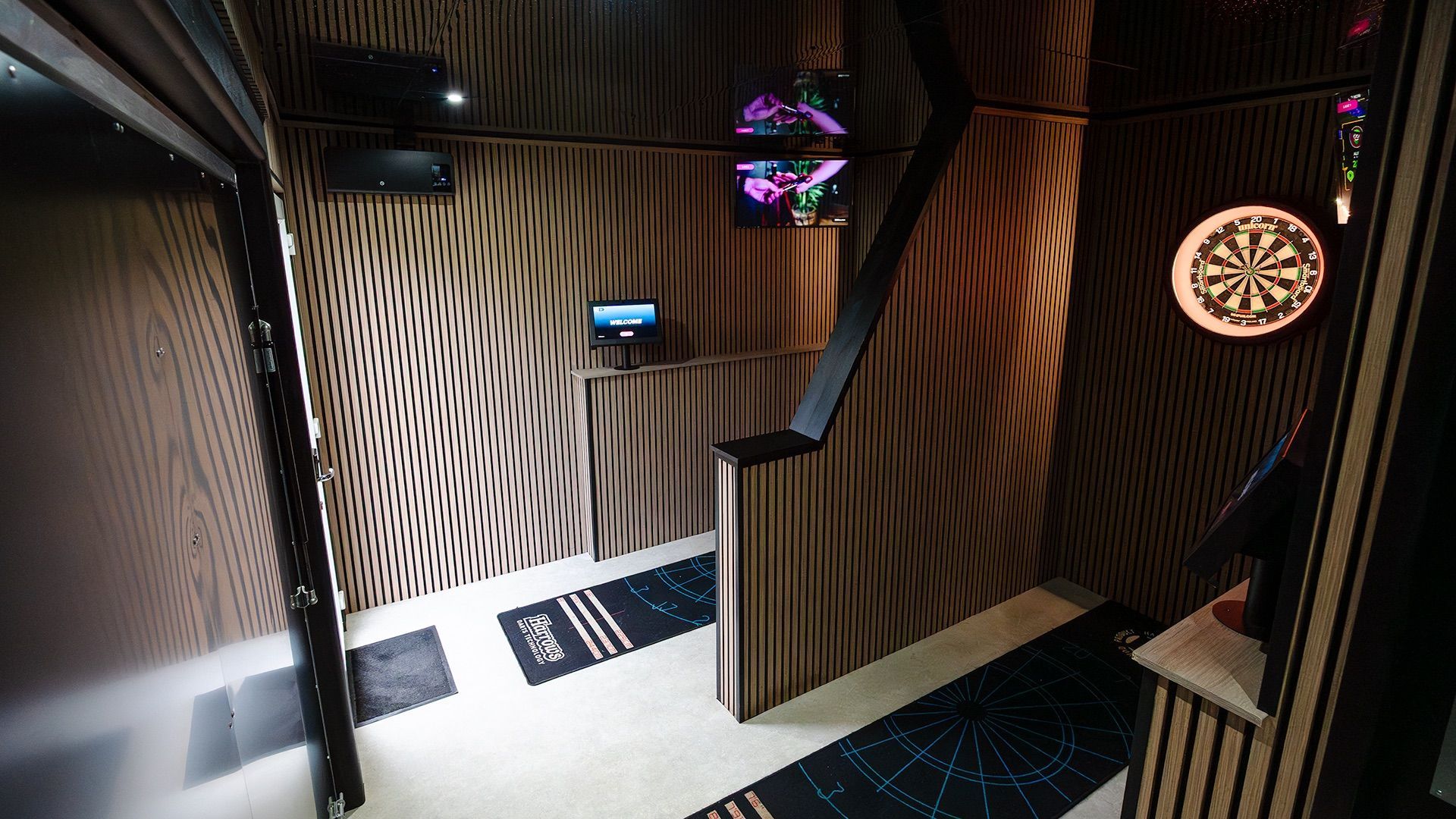 At Bloxi, we specialise in creating standout commercial spaces that bring people together and our latest project for Birdies & Bullseye at The Black Horse  in Tring is a perfect example of competitive socialising done right. This ambitious build didn’t just push the boundaries of what’s possible with a converted shipping container; it demonstrated the commercial power of smart, flexible, experience‑led design.