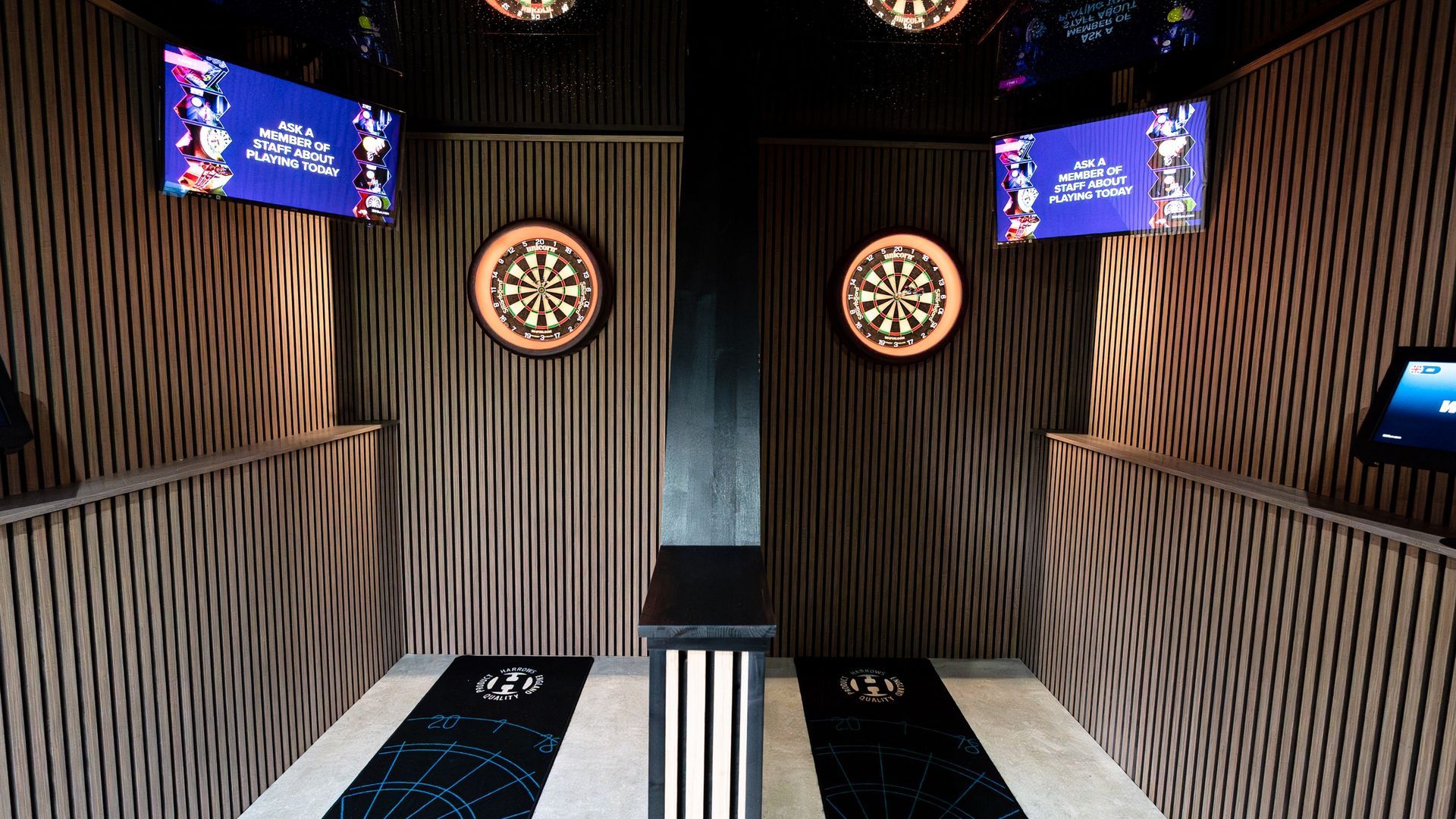 At Bloxi, we specialise in creating standout commercial spaces that bring people together and our latest project for Birdies & Bullseye at The Black Horse  in Tring is a perfect example of competitive socialising done right. This ambitious build didn’t just push the boundaries of what’s possible with a converted shipping container; it demonstrated the commercial power of smart, flexible, experience‑led design.