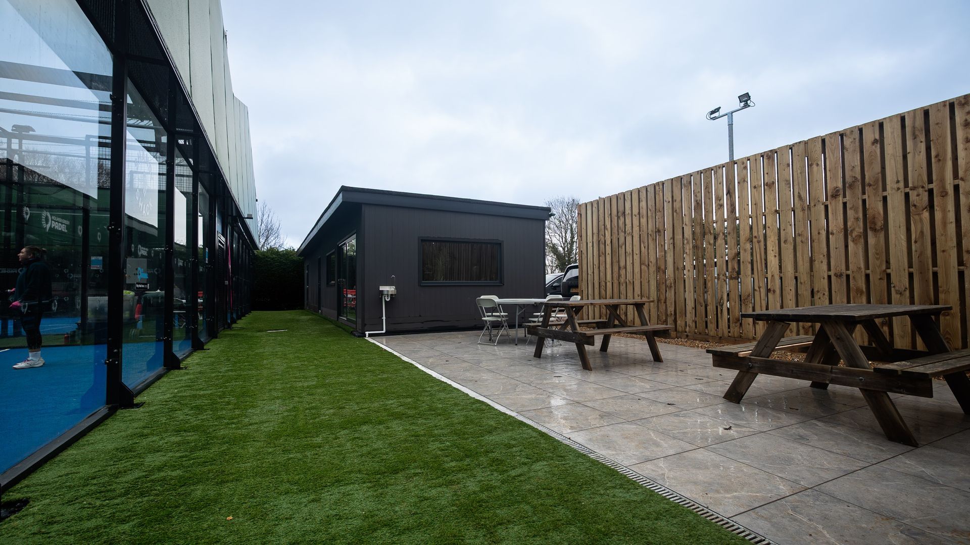 When UK Padel set out to elevate their Holmer Green venue, they weren’t just looking for a building. They needed a community anchor, a modern, durable and welcoming clubhouse that could keep pace with the sport’s explosive growth. Somewhere players could gather, coaches could meet and visitors could feel part of something bigger.
Bloxi was brought in to design and build a high‑performance clubhouse that delivered all of that and more: a hospitality‑ready kitchen, two toilets including an accessible WC, a club lounge, changing rooms a patio area, all within a compact footprint that respected the courts and the flow of play.