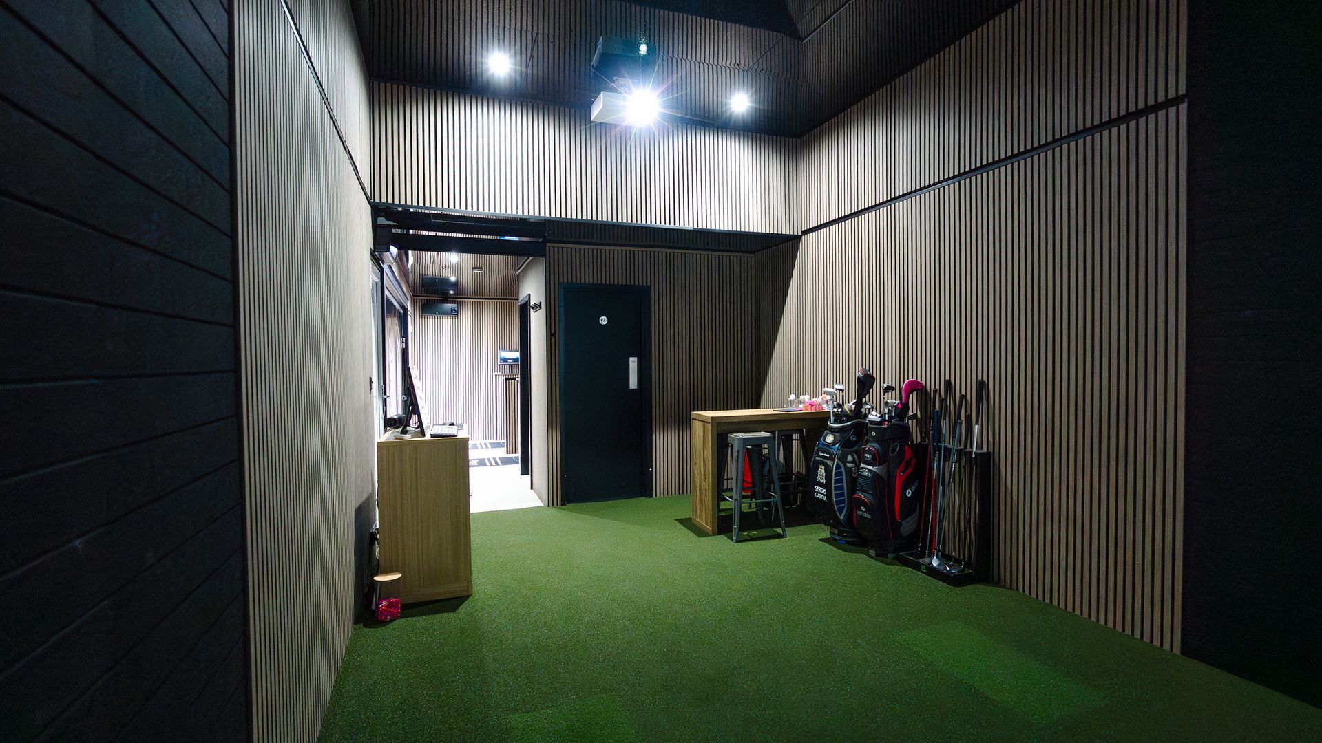 At Bloxi, we specialise in creating standout commercial spaces that bring people together and our latest project for Birdies & Bullseye at The Black Horse  in Tring is a perfect example of competitive socialising done right. This ambitious build didn’t just push the boundaries of what’s possible with a converted shipping container; it demonstrated the commercial power of smart, flexible, experience‑led design.