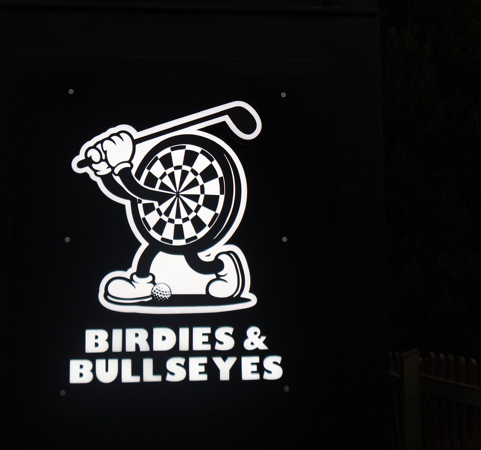 At Bloxi, we specialise in creating standout commercial spaces that bring people together and our latest project for Birdies & Bullseye at The Black Horse  in Tring is a perfect example of competitive socialising done right. This ambitious build didn’t just push the boundaries of what’s possible with a converted shipping container; it demonstrated the commercial power of smart, flexible, experience‑led design.