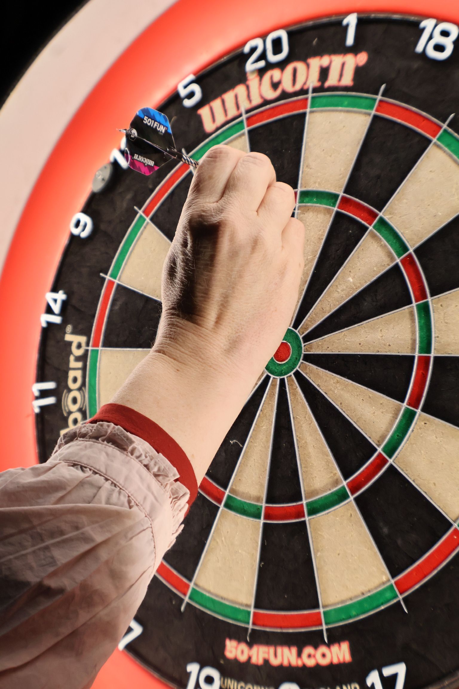 At Bloxi, we specialise in creating standout commercial spaces that bring people together and our latest project for Birdies & Bullseye at The Black Horse  in Tring is a perfect example of competitive socialising done right. This ambitious build didn’t just push the boundaries of what’s possible with a converted shipping container; it demonstrated the commercial power of smart, flexible, experience‑led design.