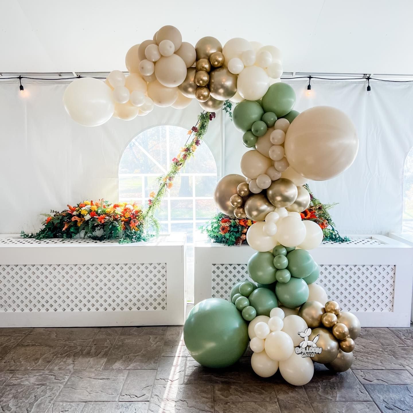 a bunch of balloons are sitting on the floor in a room