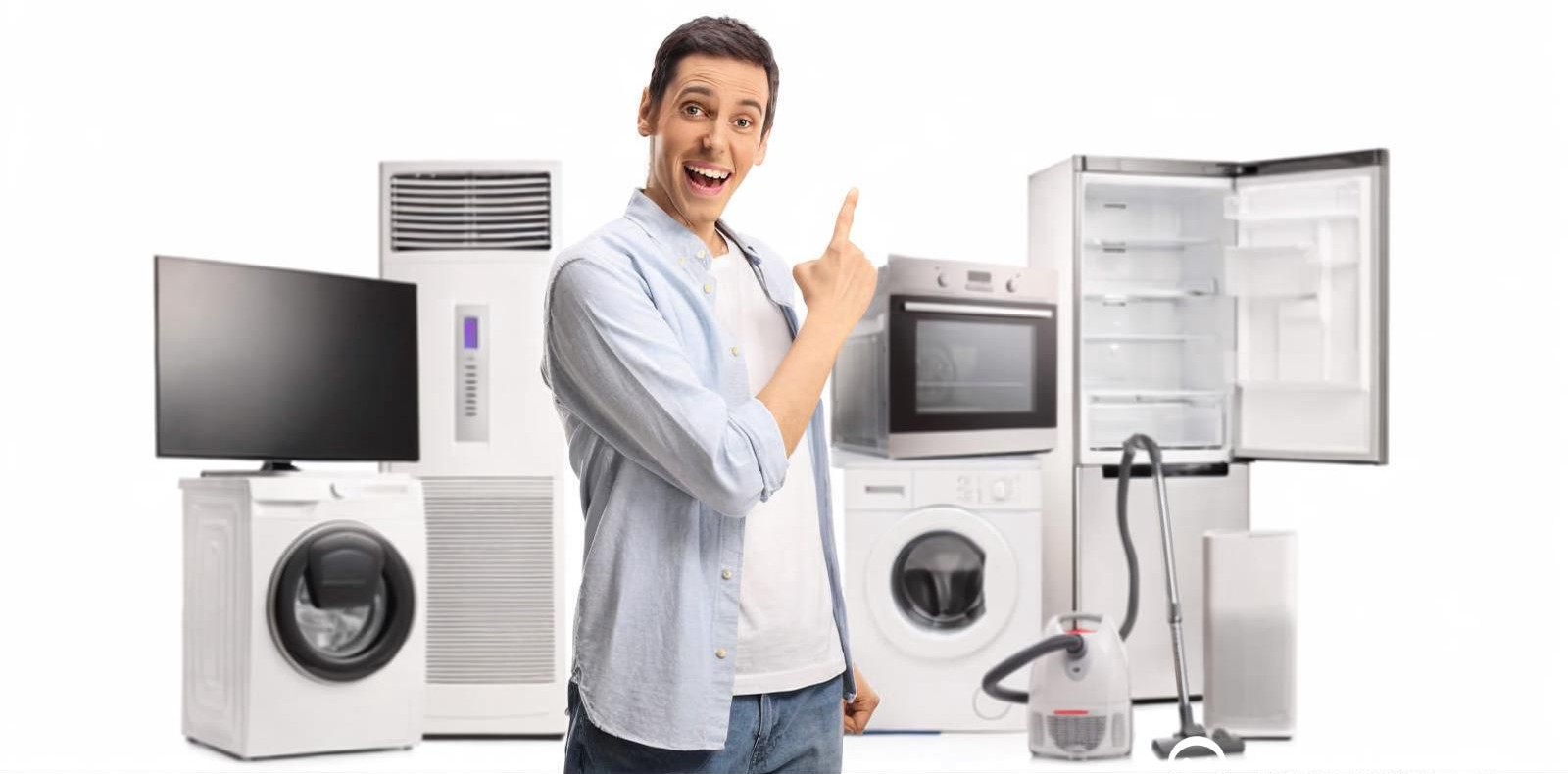 Un hombre está parado frente a un montón de electrodomésticos y los señala. | Fonrecar. Organizadores de eventos