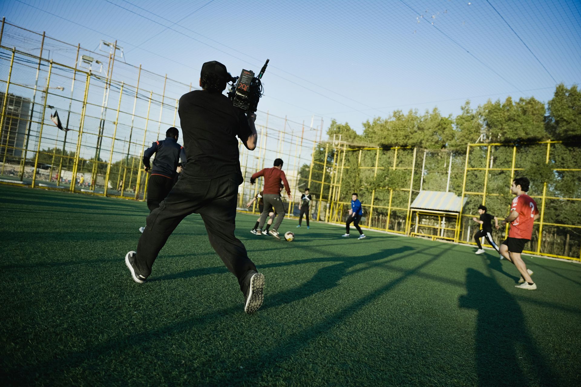 Un grupo de personas está jugando paintball en un campo. | Fonrecar. Organizadores de eventos