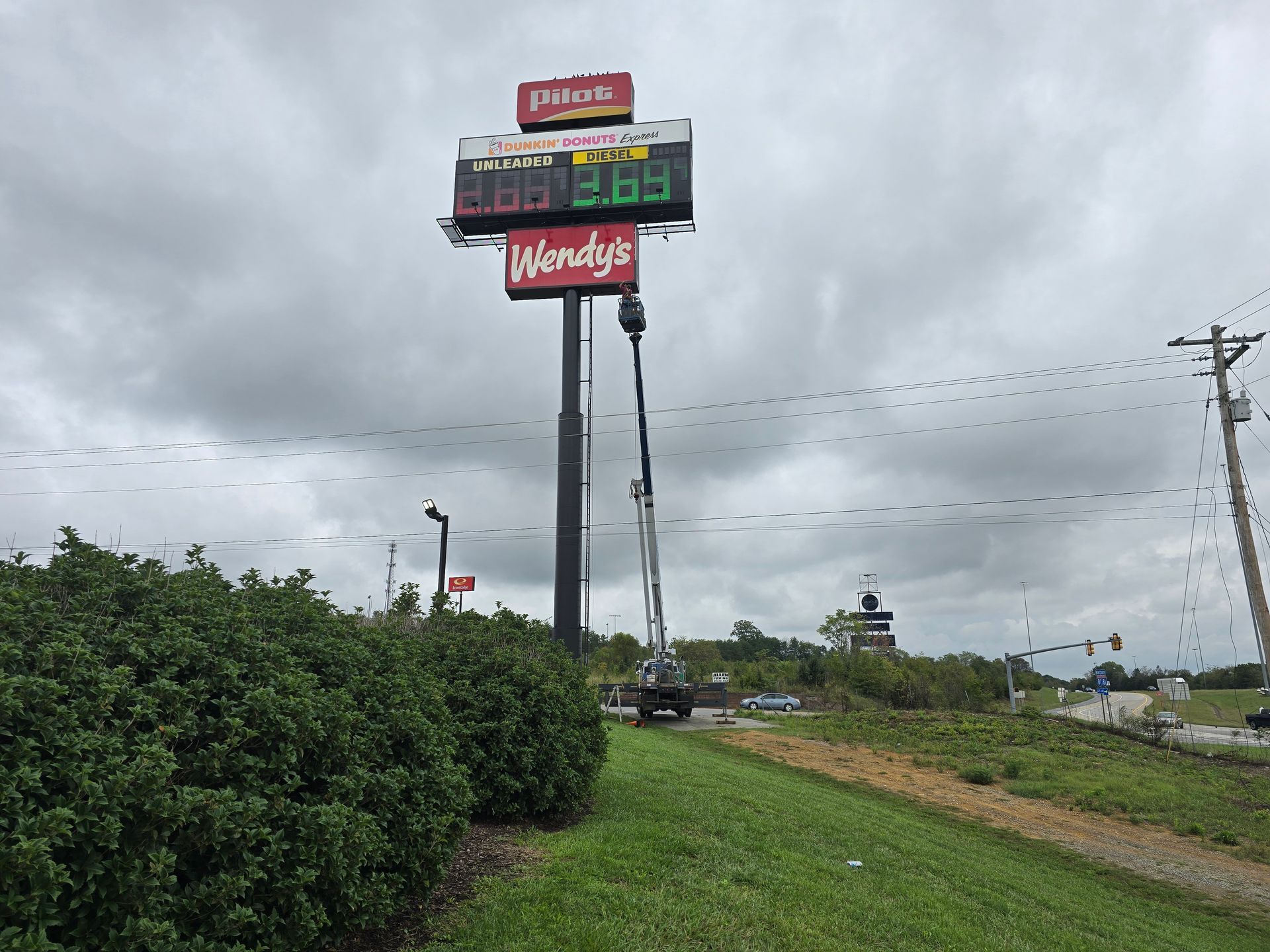 A gas station with a sign that says wendy 's on it.
