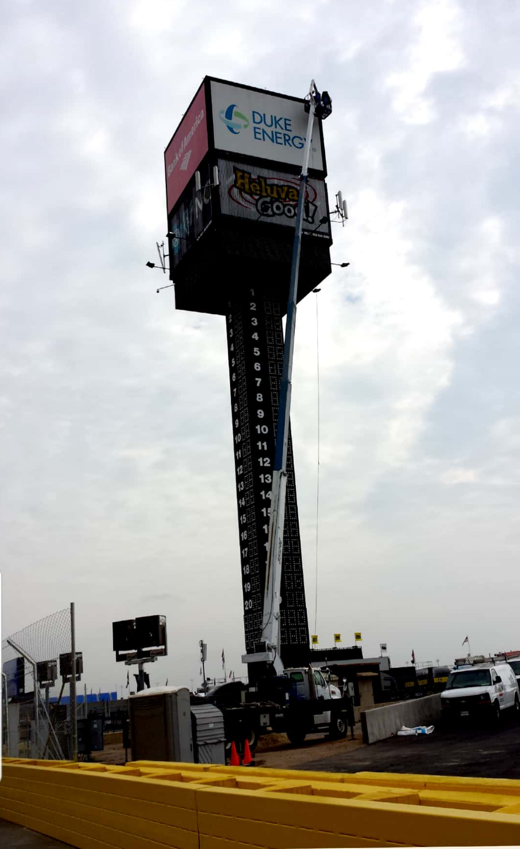 A very tall tower with a sign that says ' kings live ' on it