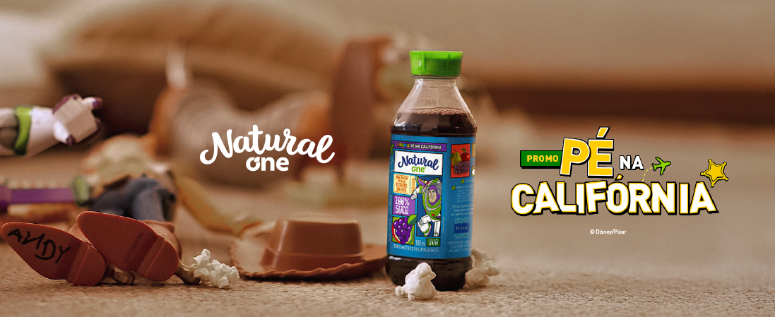 Foto do suco Natural One com o quarto do Andy ao fundo, texto “De Pé na Califórnia” em fonte estilo