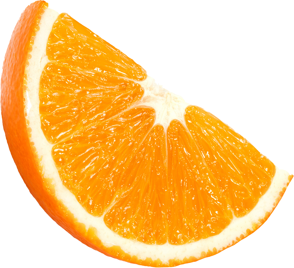 Uma fatia de laranja é mostrada em um fundo branco