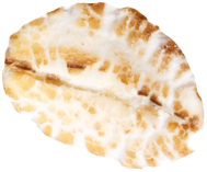 Um close de um pedaço de pão em um fundo branco.