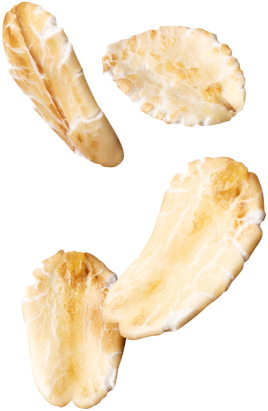 Três pedaços de aveia estão flutuando no ar sobre um fundo branco.