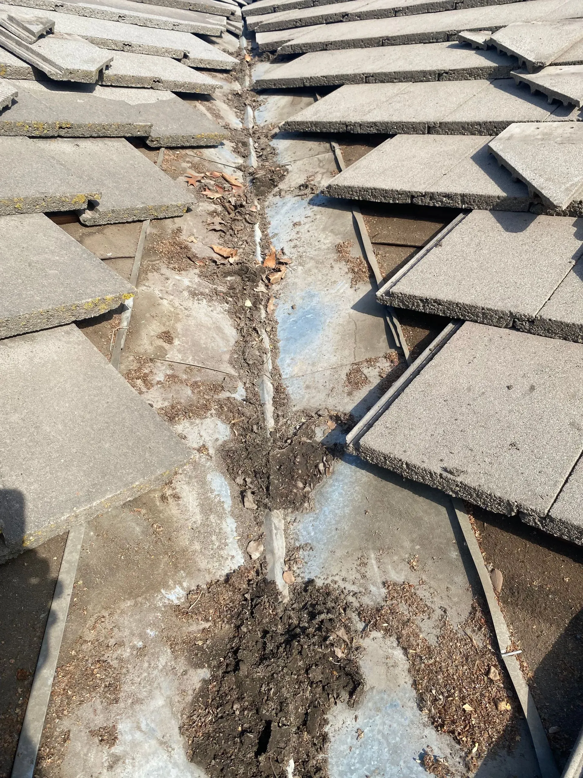 A close up of a roof with shingles laying on top of each other.
