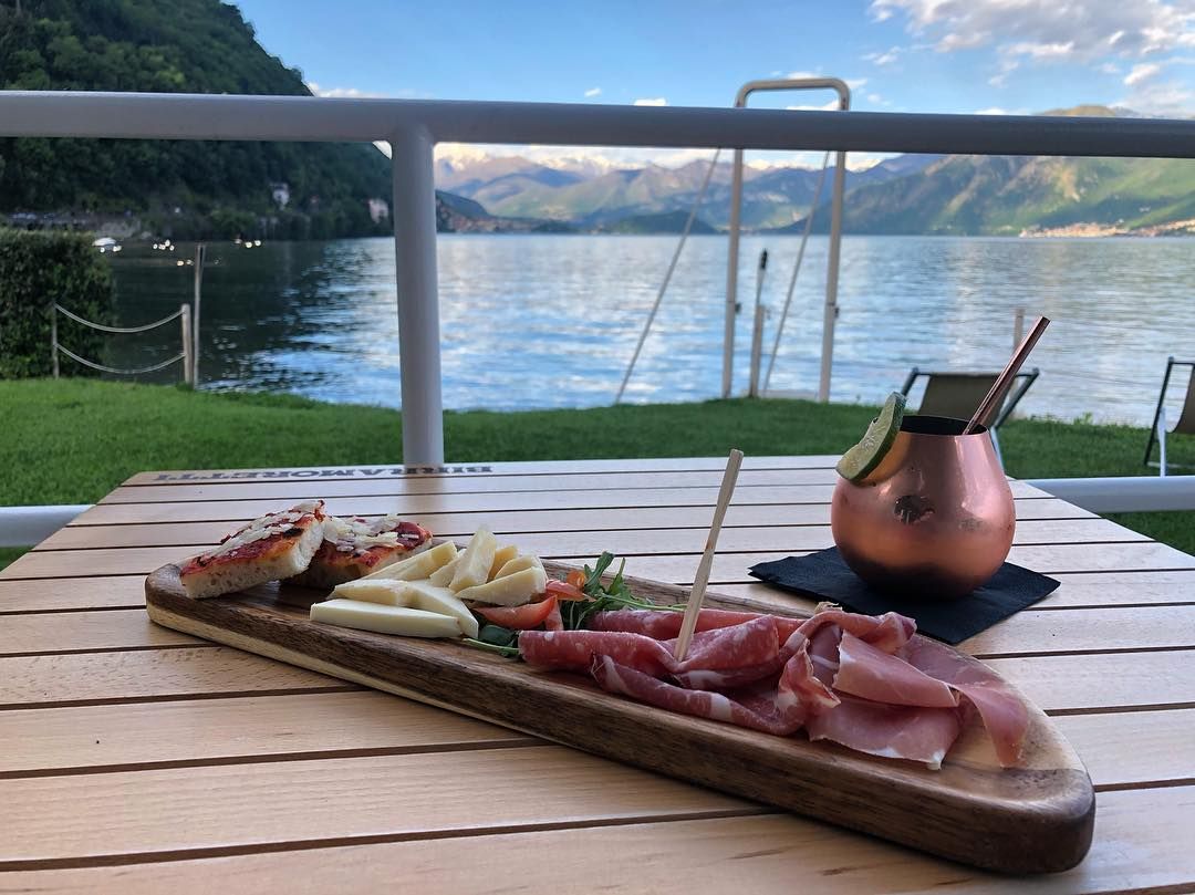 aperitivo sul lago di como