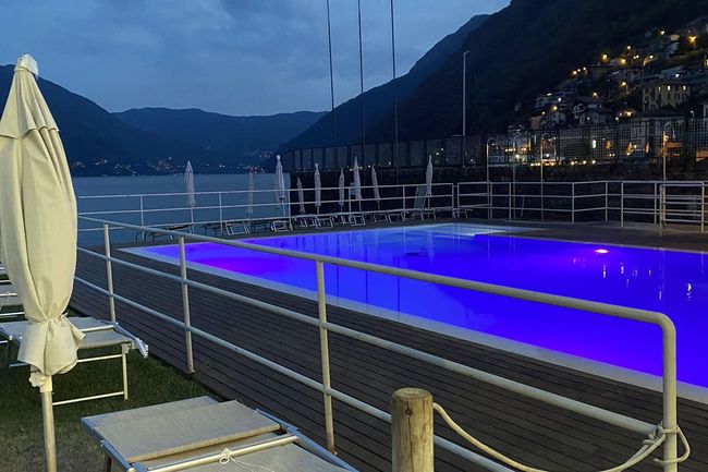 lido di argegno sul lago di como in notturna