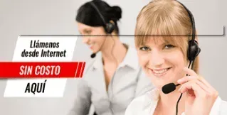 Una mujer que lleva unos auriculares sonríe delante de un cartel que dice 