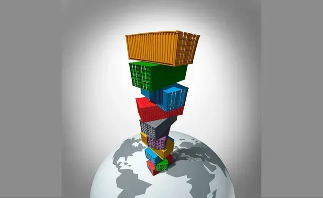 Una pila de contenedores de envío encima de un globo terráqueo.