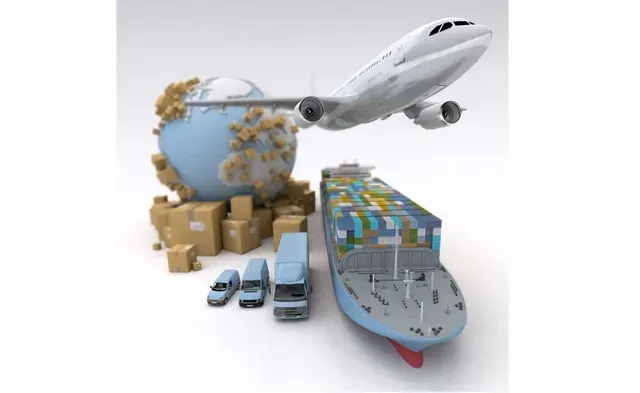 Un avión vuela sobre un barco y un globo terráqueo.