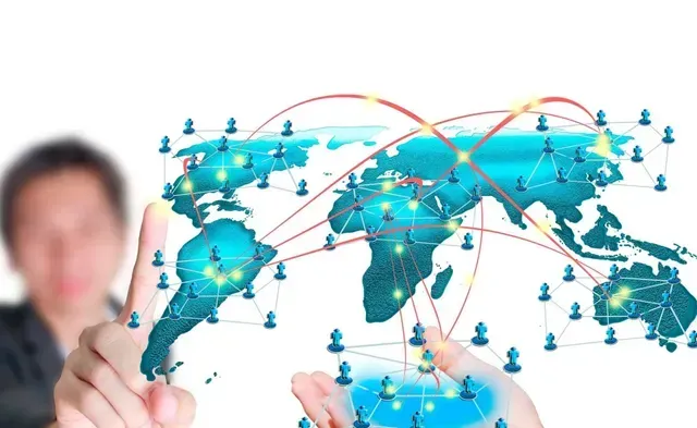 Un hombre señala un mapa del mundo con personas conectadas a él.