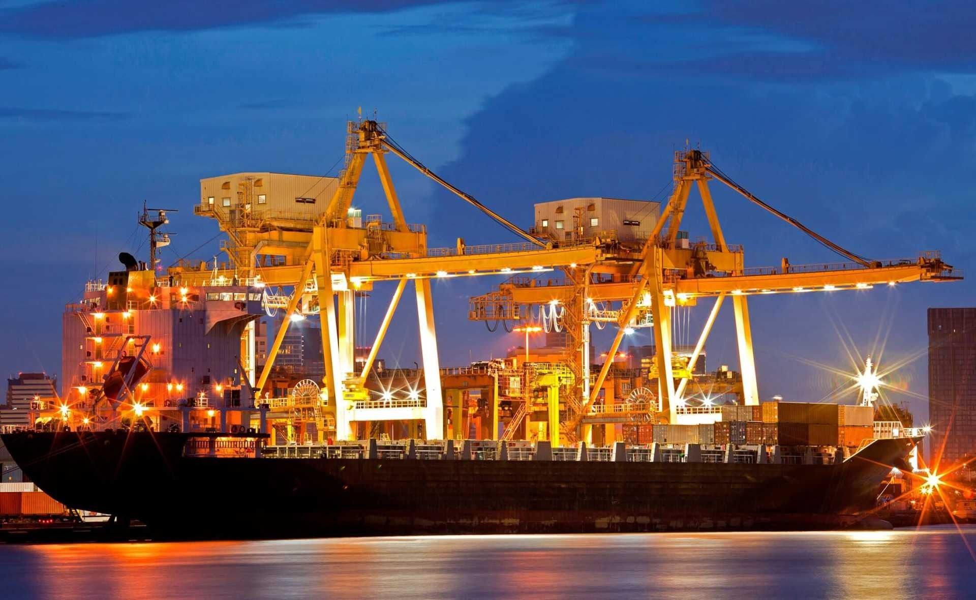 Un gran barco está atracado en un puerto por la noche.