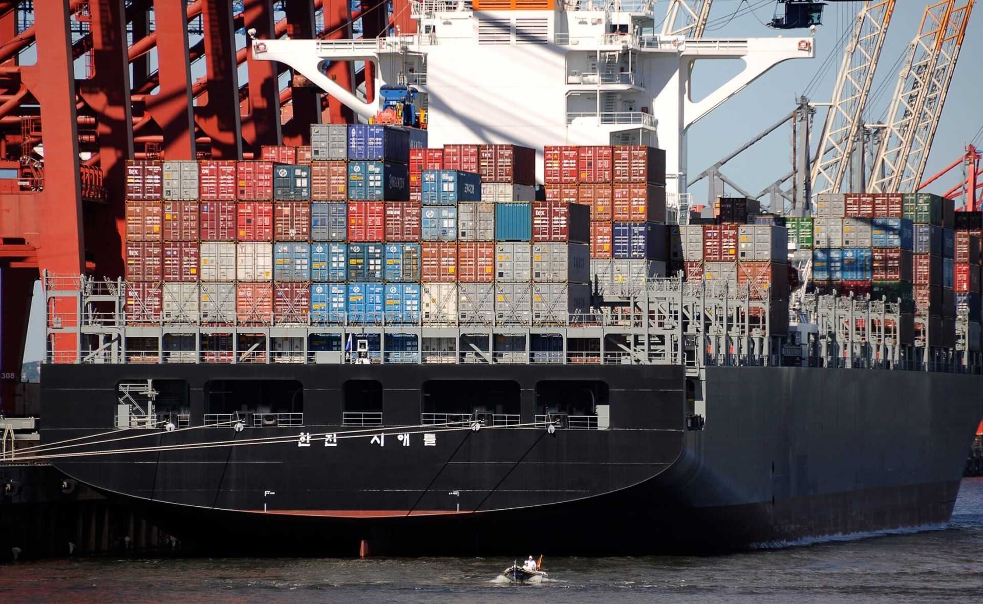 Un gran barco portacontenedores está atracado en un puerto