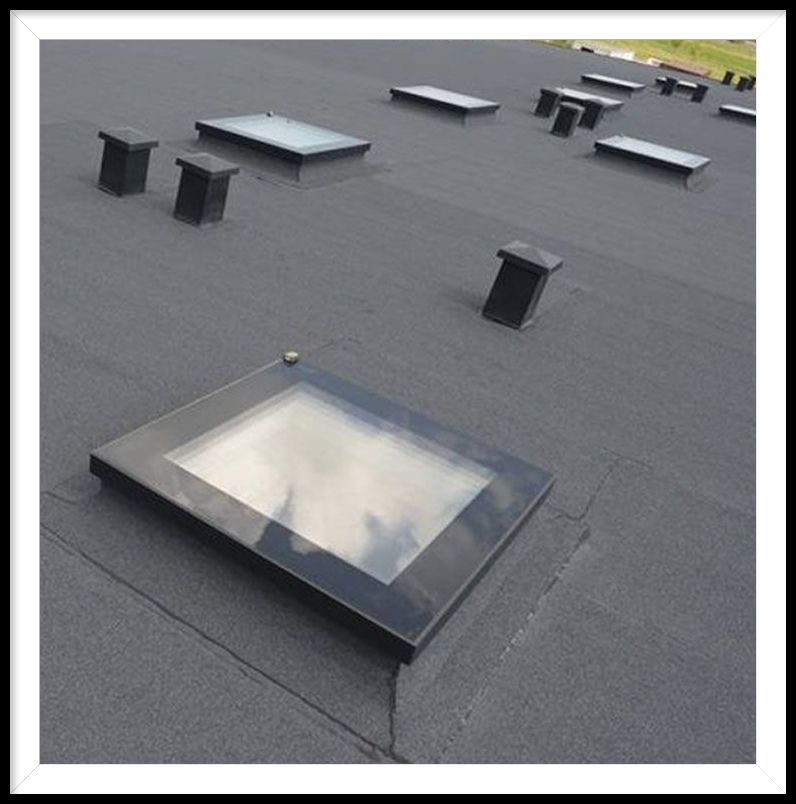 Op het dak van een gebouw bevindt zich een lichtstraat.