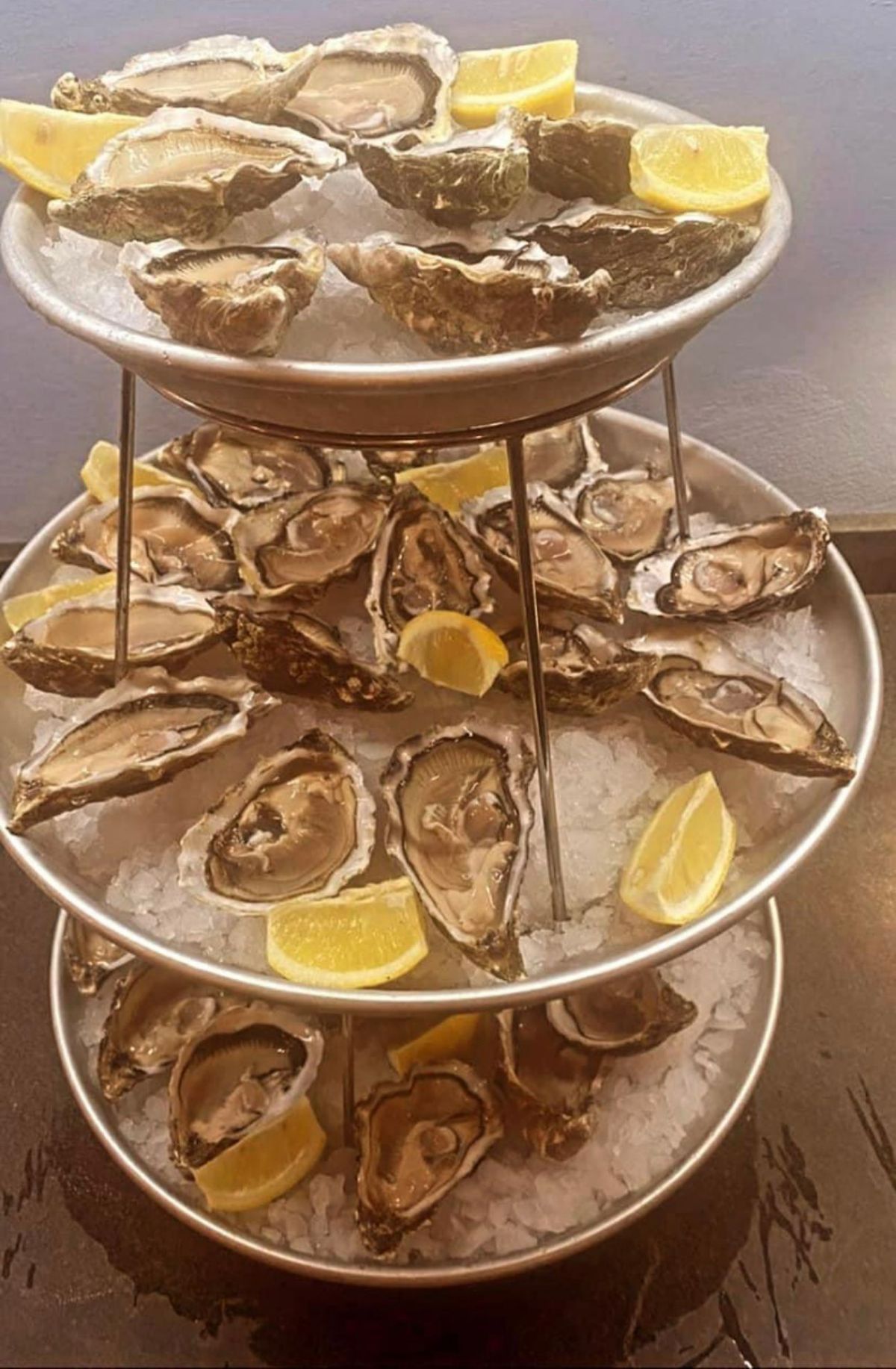 alzata di pesce crudo