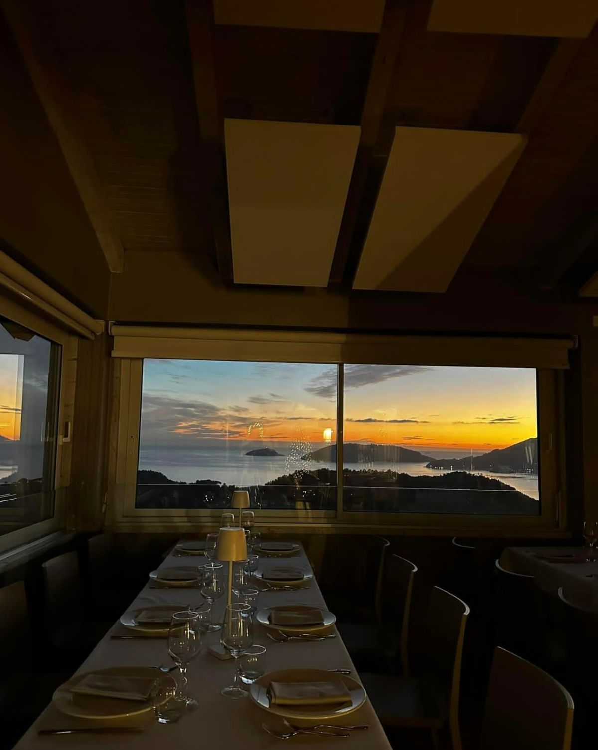 tramonto dalle finestre della sala